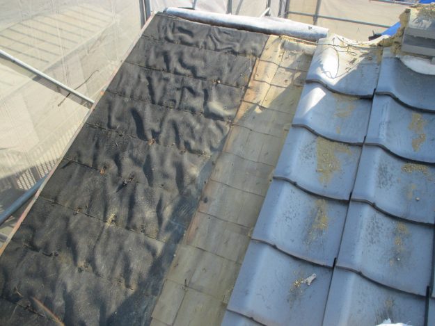 稲美町の銅板屋根下の傷んだ防水紙